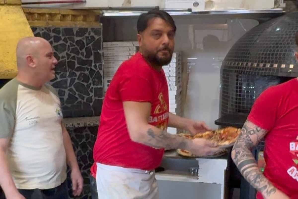 Pierpaolo Battarra prepara la pizza ad Angela Merkel
