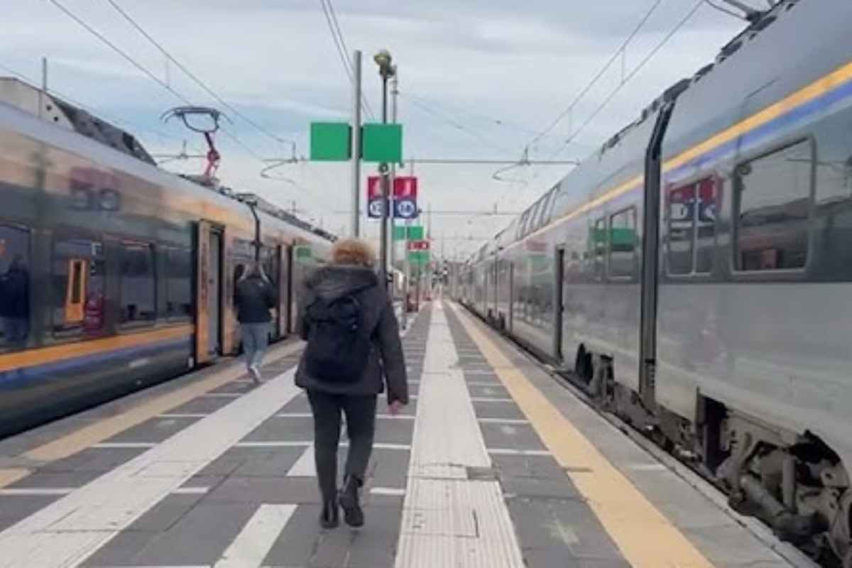 persona aspetta il treno