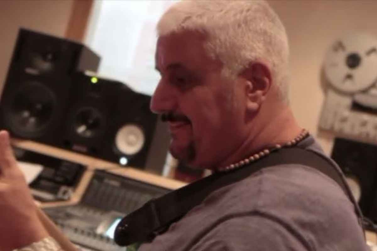 Pino Daniele suona la chitarra in un videoclip