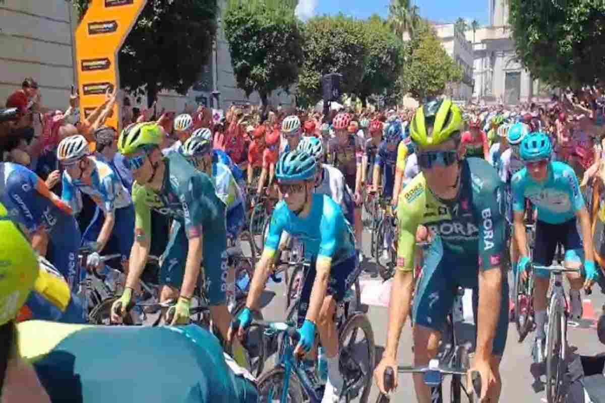 ciclisti in arrivo a Napoli