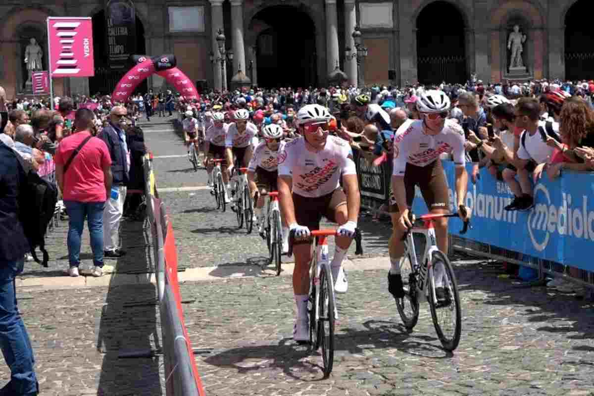 ciclisti in arrivo a Napoli