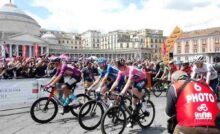 ciclisti in arrivo a Napoli per il giro d'italia