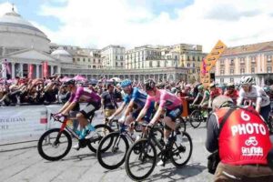 ciclisti in arrivo a Napoli per il giro d'italia