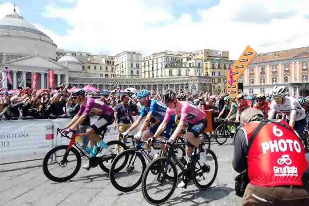 ciclisti in arrivo a Napoli per il giro d'italia