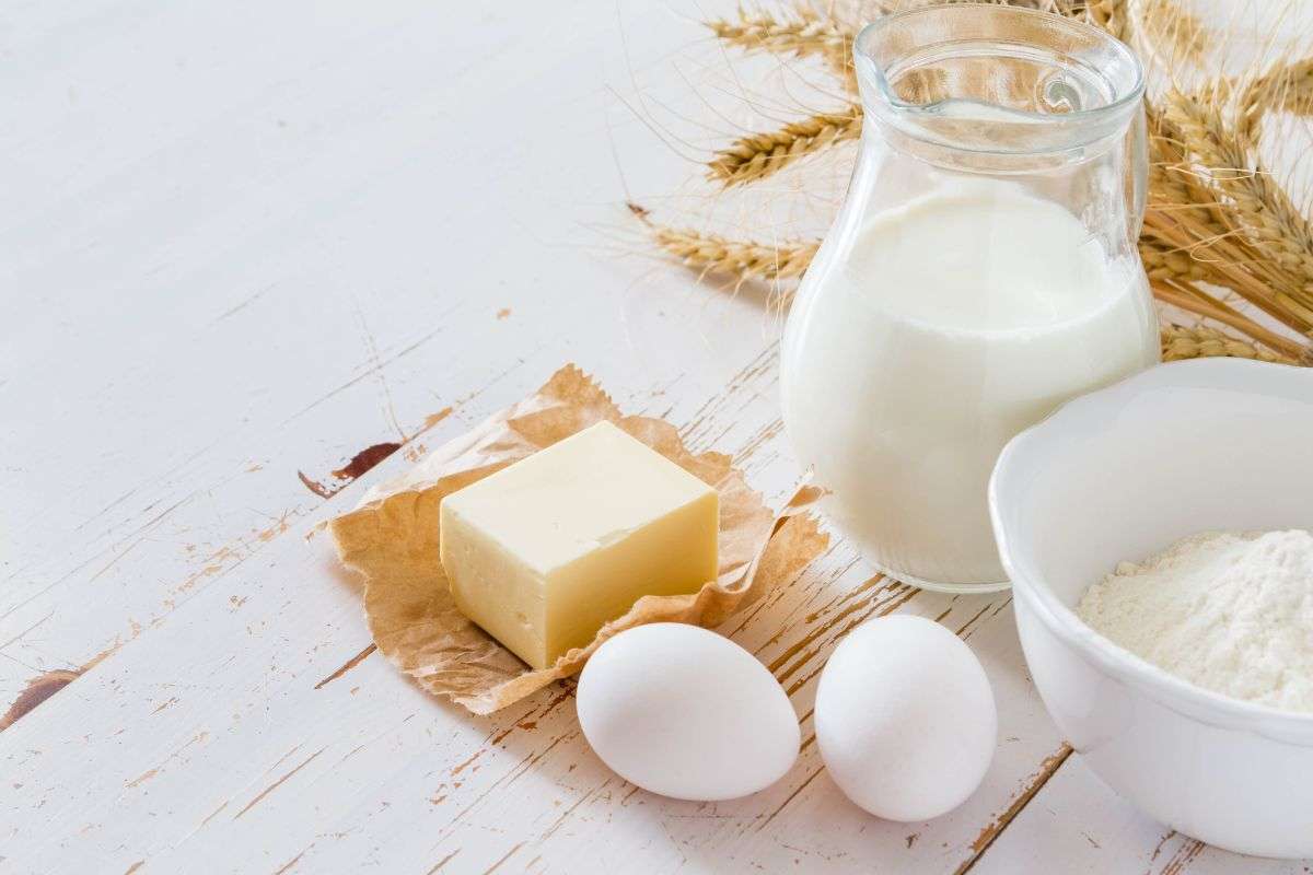Panetto di burro, latte fresco e uova