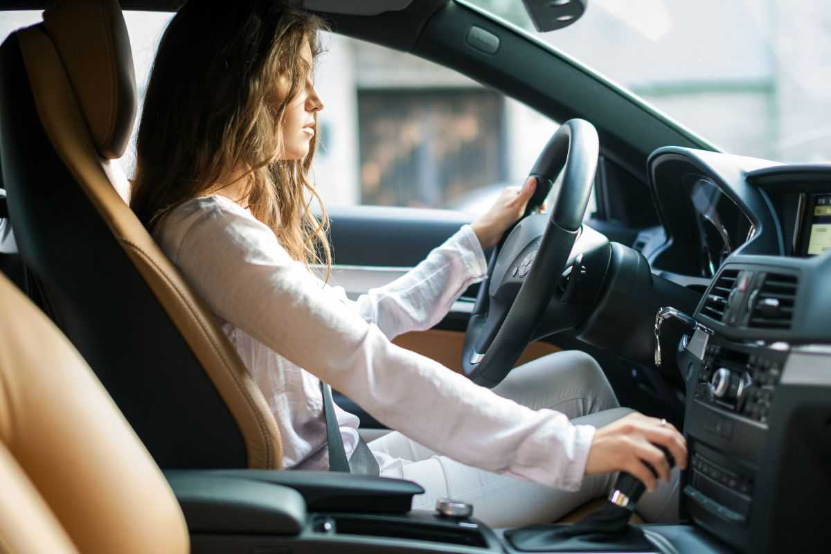 Ragazza alla guida dell'auto