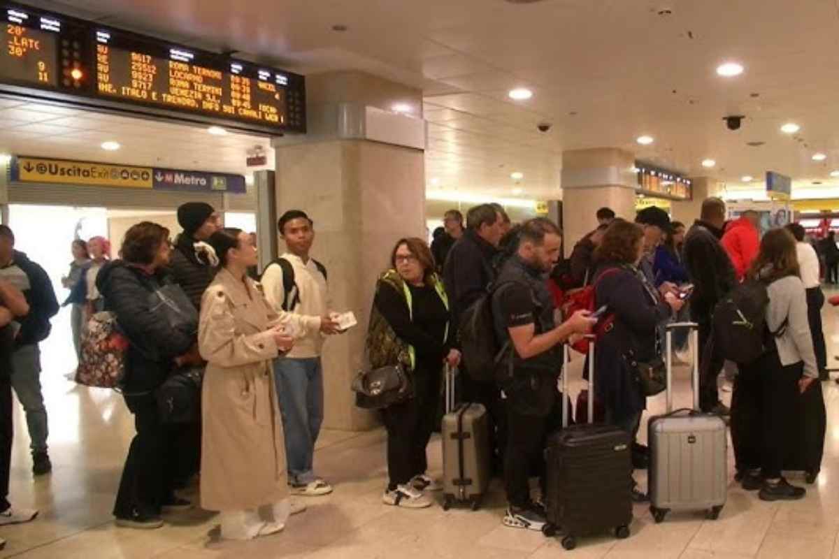 persone in attesa del treno