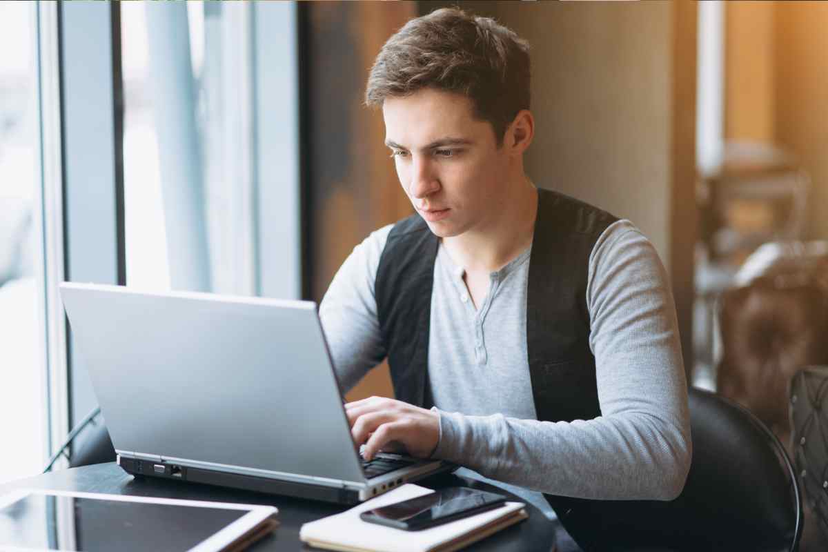 ragazzo al computer